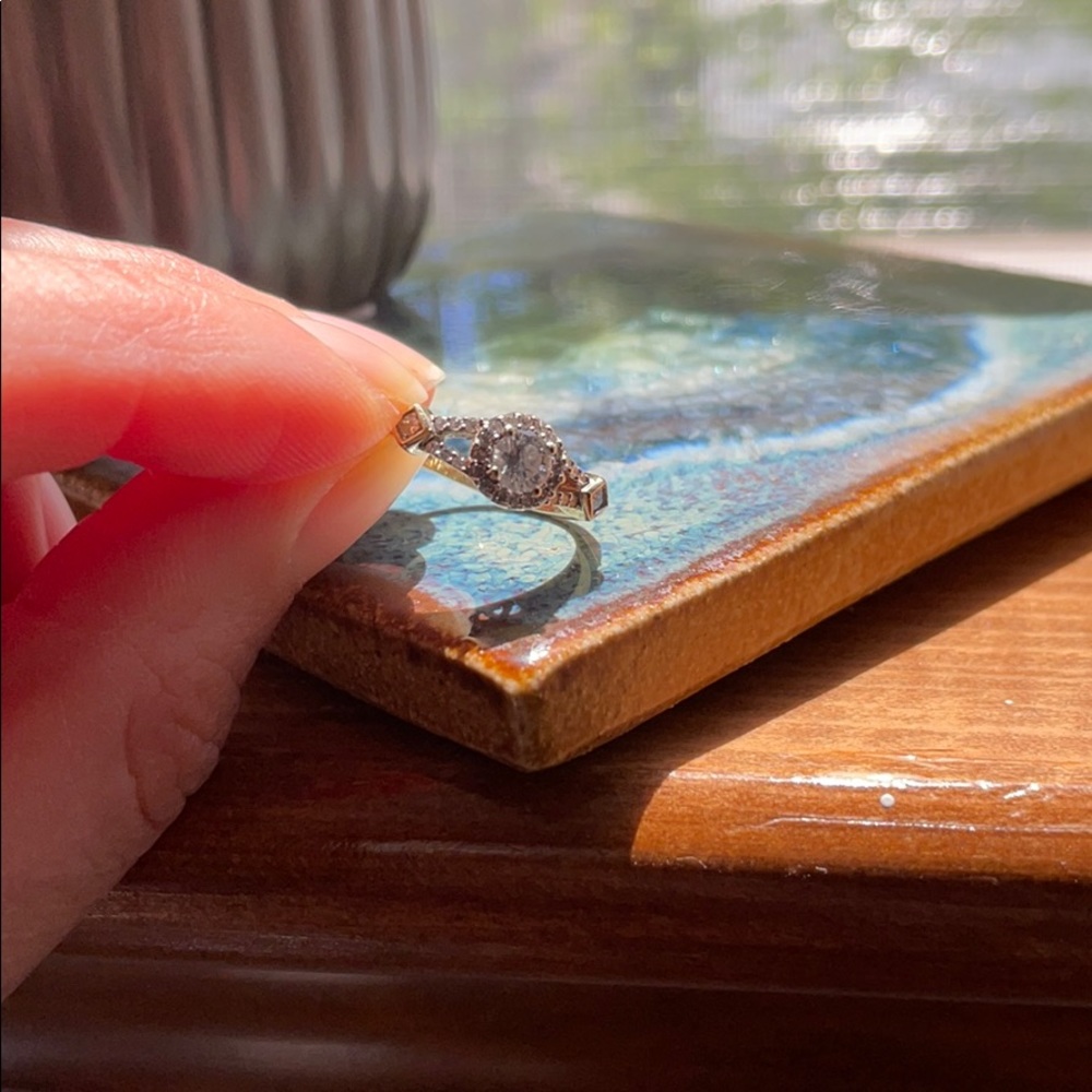 Diamond engagement ring - Picture 4 of 10
